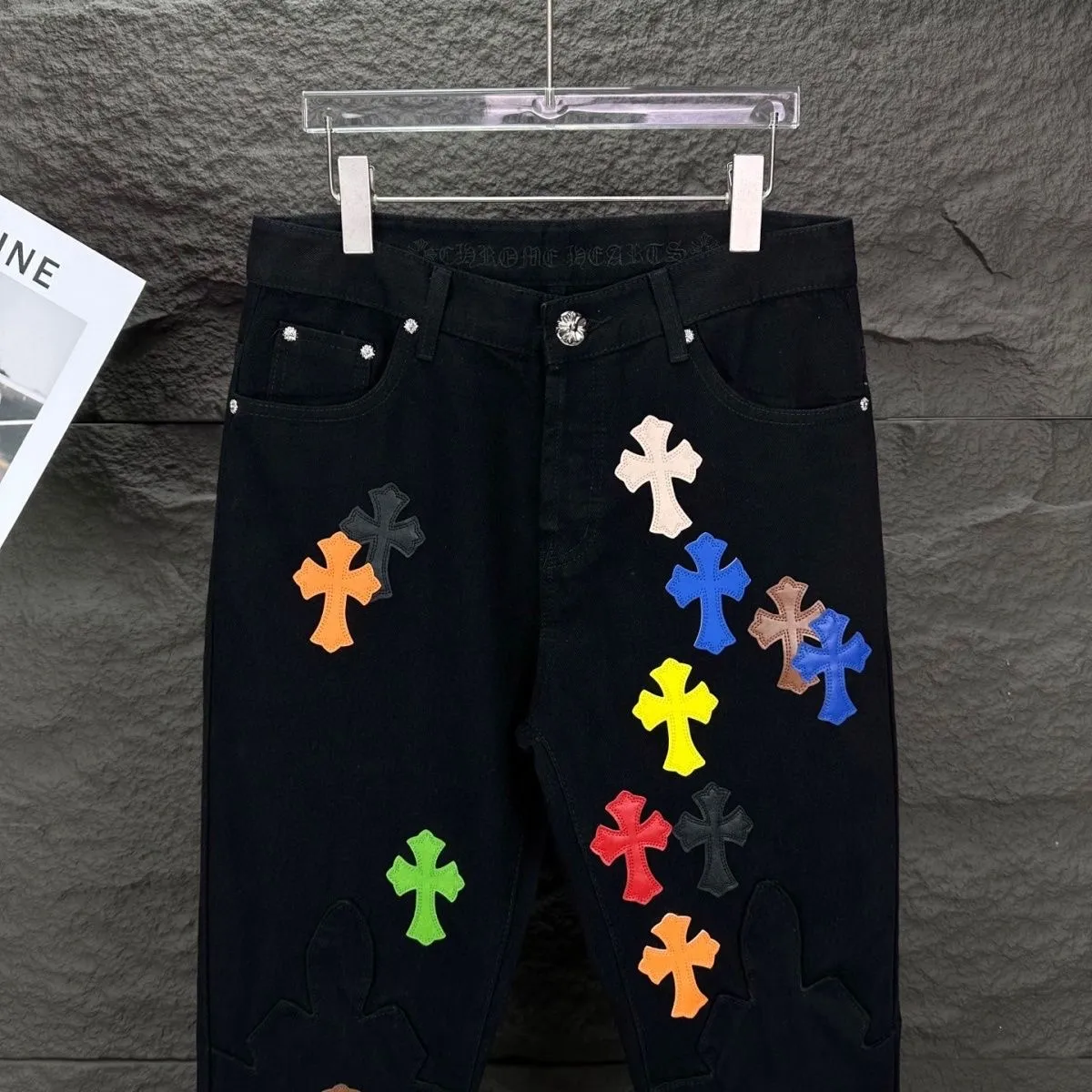 P280 💰 (Top version) Chrome hearts & Chrome hearts High-end Chrome hearts flame color leather cross patchwork leather jeans Original hardware accessories washed and other elevators, QR code analysis are all purchased from the original factory, high degree of restoration, you are welcome to compare the products ~ Three-dimensional version Loose and comfortable, not flattering, taller and slimmer Dachang Seiko Original factory quality control Same style for men and women Can be matched with couples Versatile recommendation Necessary jeans for all seasons Hipsters have been disappointed From the quality selection of fabrics, the tailoring of details, and the matching of patterns, everything is impeccable! The upper body is so handsome when worn...it can be easily worn by men, women and children! The craftsmanship is made of heavy-duty washed pure cotton denim fabric. After washing, it is soft and thick and looks very stylish when worn. Color: black Size: 28, 30, 32, 34, 36 (S-XXL)